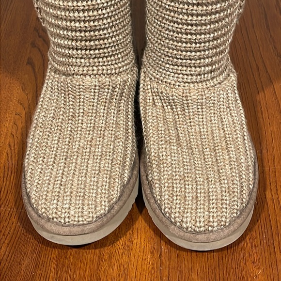 EUC UGG Classic Cardy Button Detailed Yarn Knit Boots Tan Wool Lining Size 8 - Picture 3 of 10